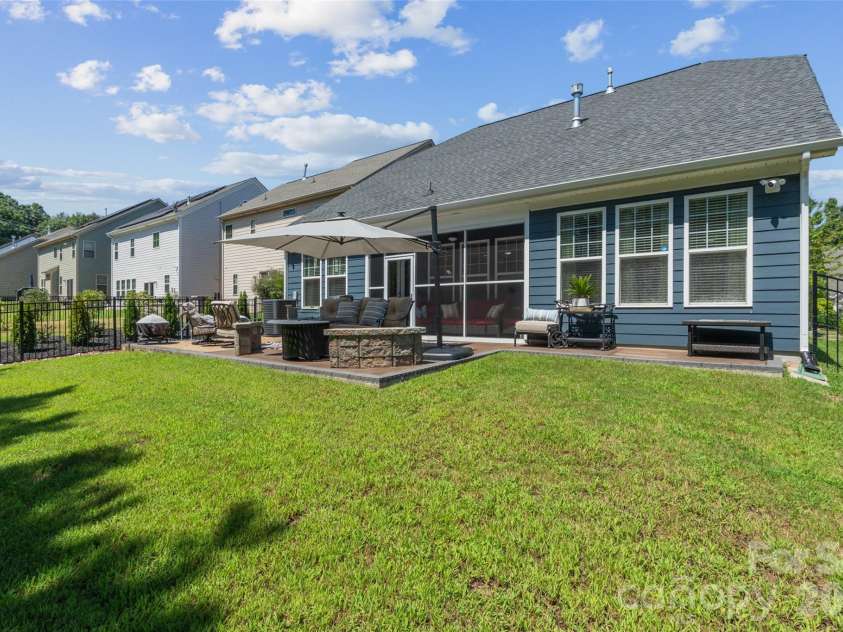 11230 Black Brant Lane, Charlotte, NC 28278.  MLS# CAR4418593, YatesRealty ID 47038. 