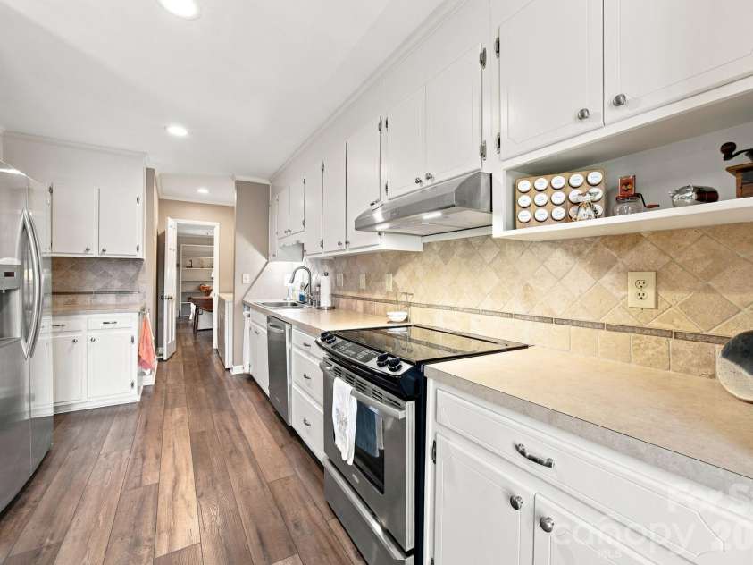 6836 Dumbarton Drive, Charlotte, NC 28210.  MLS# CAR4417373, YatesRealty ID 47040. 