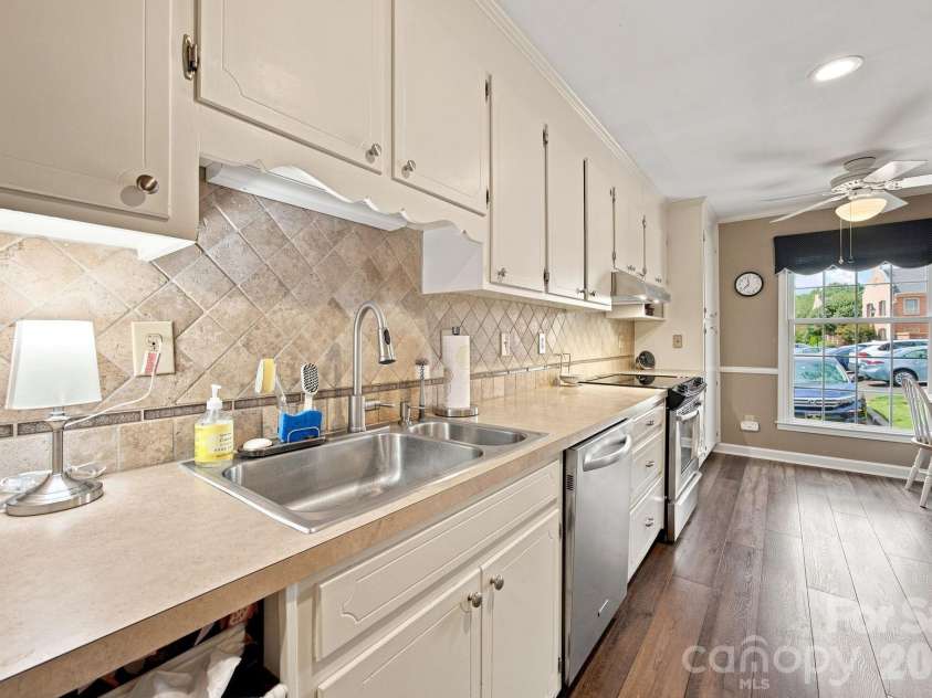 6836 Dumbarton Drive, Charlotte, NC 28210.  MLS# CAR4417373, YatesRealty ID 47040. 