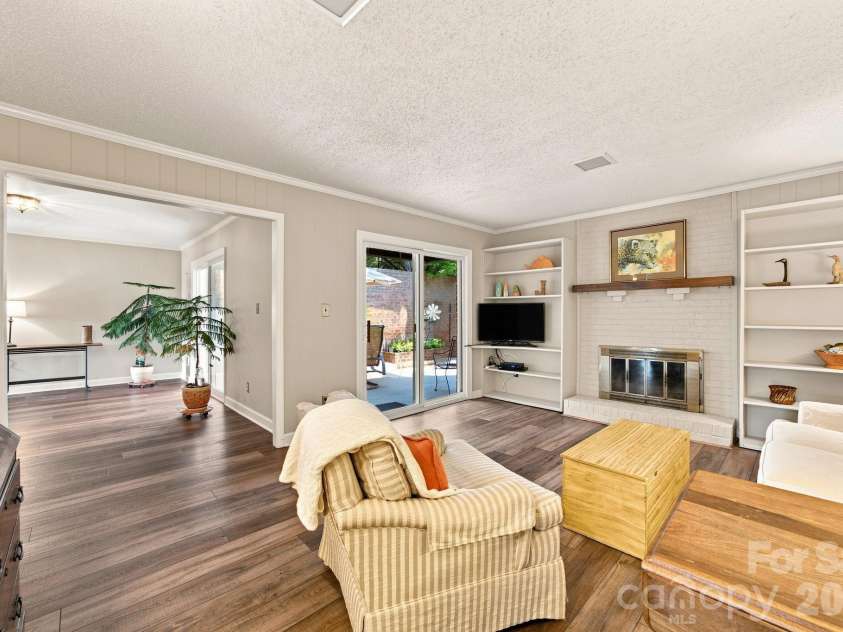 6836 Dumbarton Drive, Charlotte, NC 28210.  MLS# CAR4417373, YatesRealty ID 47040. 