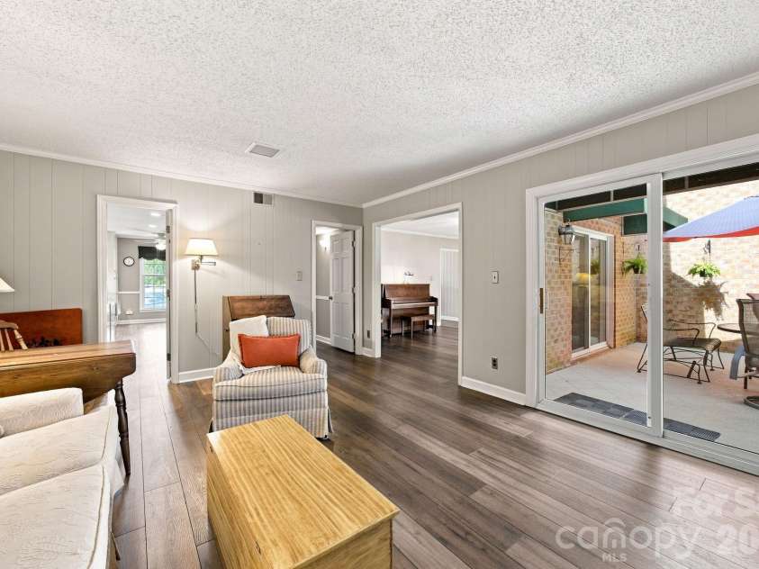 6836 Dumbarton Drive, Charlotte, NC 28210.  MLS# CAR4417373, YatesRealty ID 47040. 