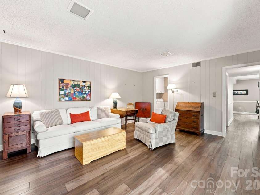 6836 Dumbarton Drive, Charlotte, NC 28210.  MLS# CAR4417373, YatesRealty ID 47040. 
