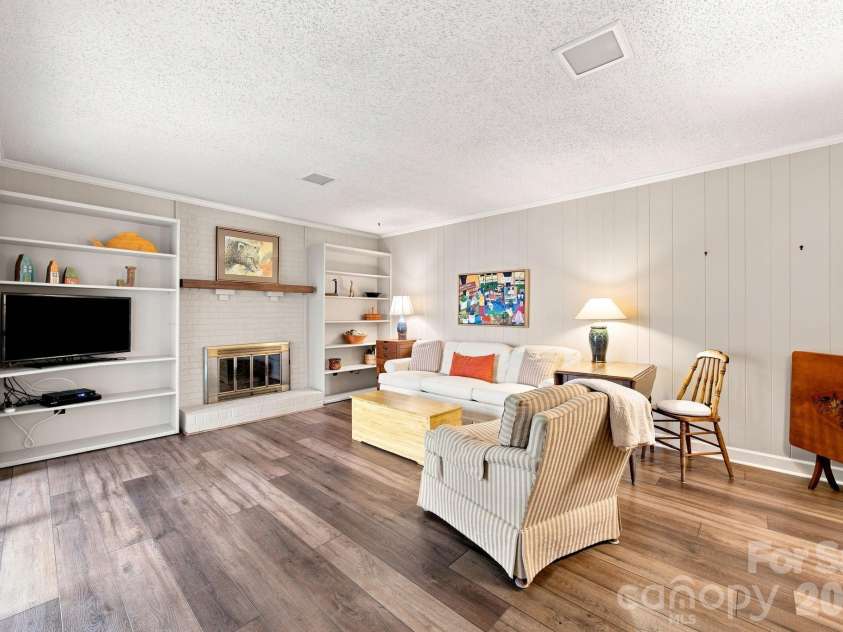 6836 Dumbarton Drive, Charlotte, NC 28210.  MLS# CAR4417373, YatesRealty ID 47040. 