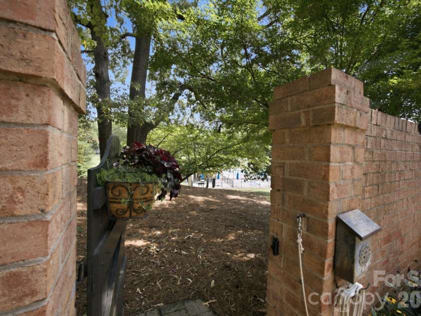 6836 Dumbarton Drive, Charlotte, NC 28210.  MLS# CAR4417373, YatesRealty ID 47040. 