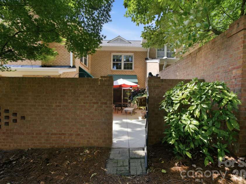6836 Dumbarton Drive, Charlotte, NC 28210.  MLS# CAR4417373, YatesRealty ID 47040. 