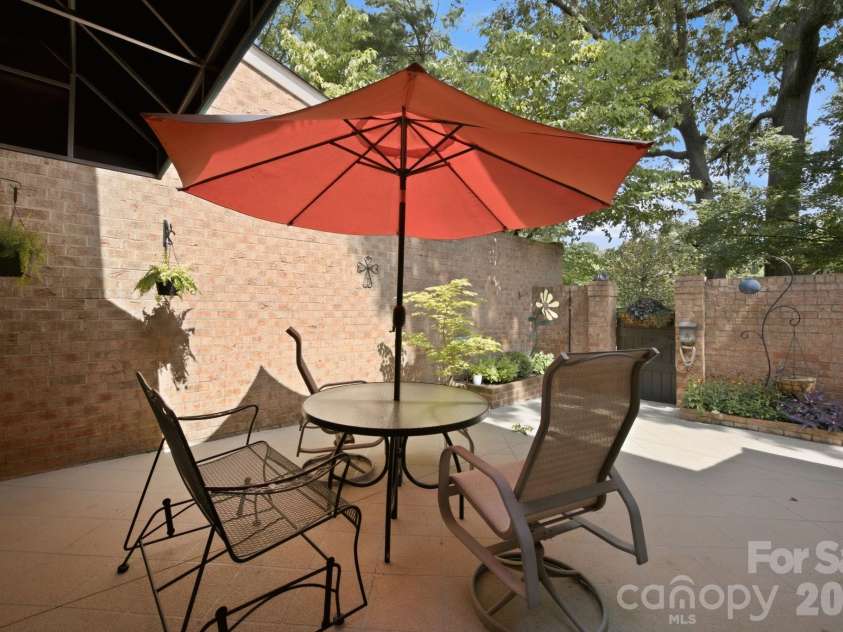 6836 Dumbarton Drive, Charlotte, NC 28210.  MLS# CAR4417373, YatesRealty ID 47040. 