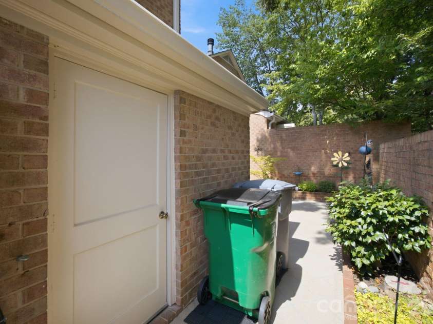 6836 Dumbarton Drive, Charlotte, NC 28210.  MLS# CAR4417373, YatesRealty ID 47040. 