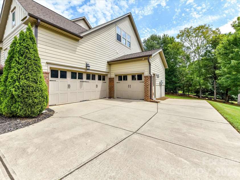 12323 Cherrybark Lane, Charlotte, NC 28278.  MLS# CAR4417567, YatesRealty ID 47045. 