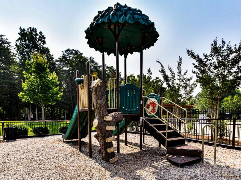 12323 Cherrybark Lane, Charlotte, NC 28278.  MLS# CAR4417567, YatesRealty ID 47045. 