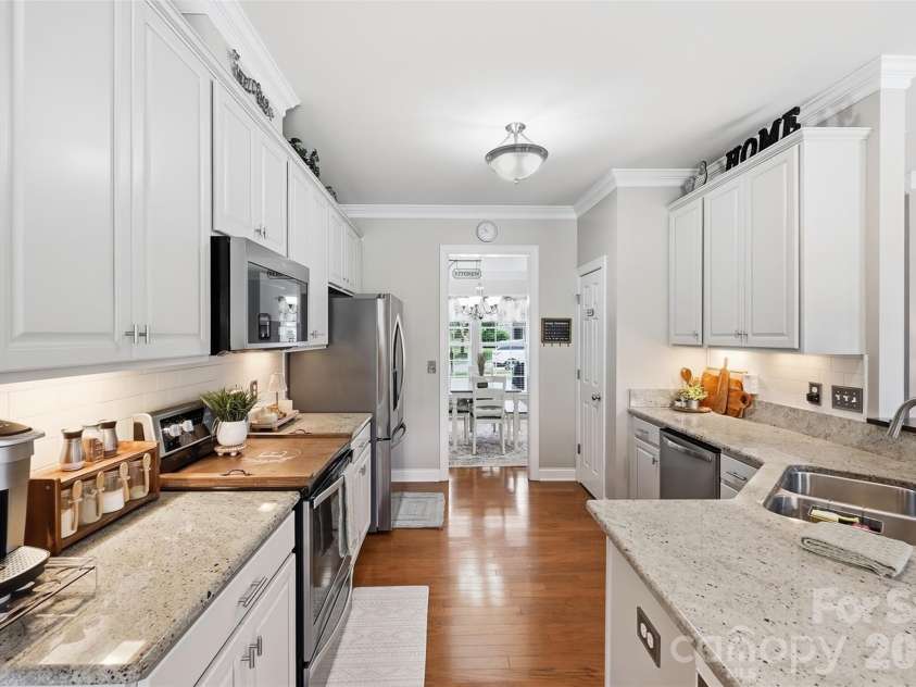 6511 Fieldstone Manor Drive, Matthews, NC 28105.  MLS# CAR4416546, YatesRealty ID 47053. 