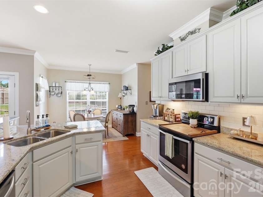 6511 Fieldstone Manor Drive, Matthews, NC 28105.  MLS# CAR4416546, YatesRealty ID 47053. 