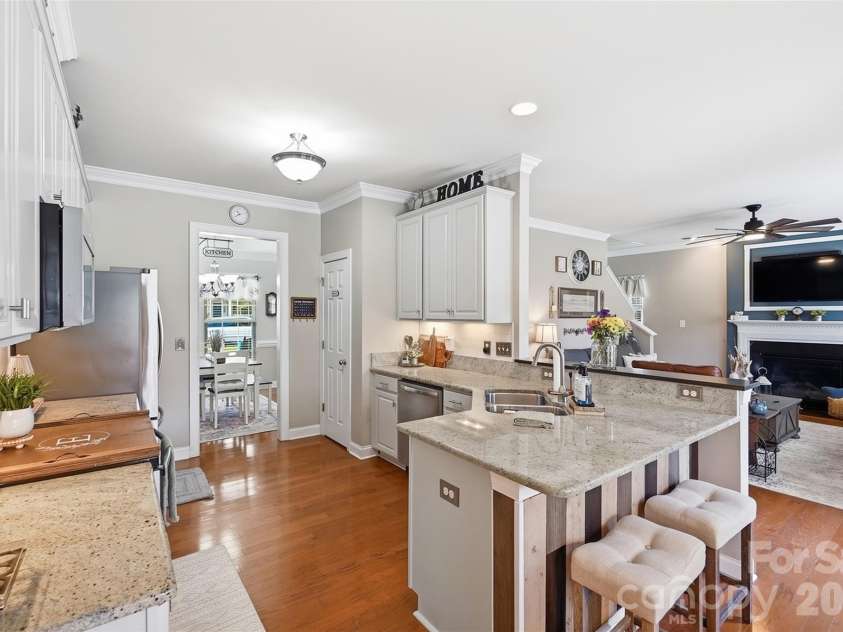 6511 Fieldstone Manor Drive, Matthews, NC 28105.  MLS# CAR4416546, YatesRealty ID 47053. 