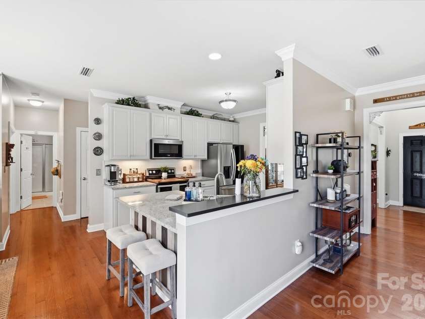 6511 Fieldstone Manor Drive, Matthews, NC 28105.  MLS# CAR4416546, YatesRealty ID 47053. 