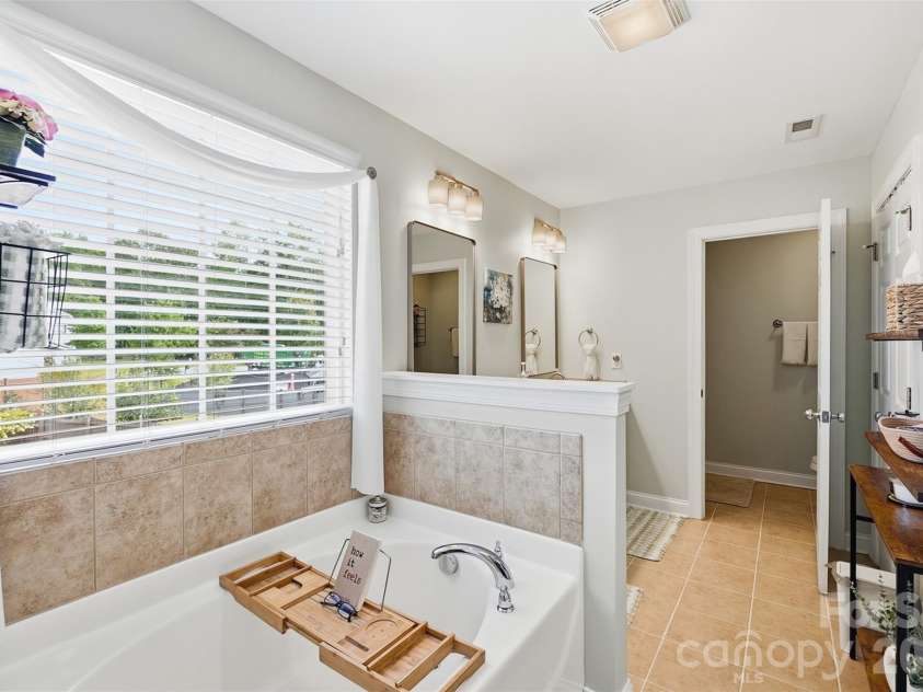 6511 Fieldstone Manor Drive, Matthews, NC 28105.  MLS# CAR4416546, YatesRealty ID 47053. 
