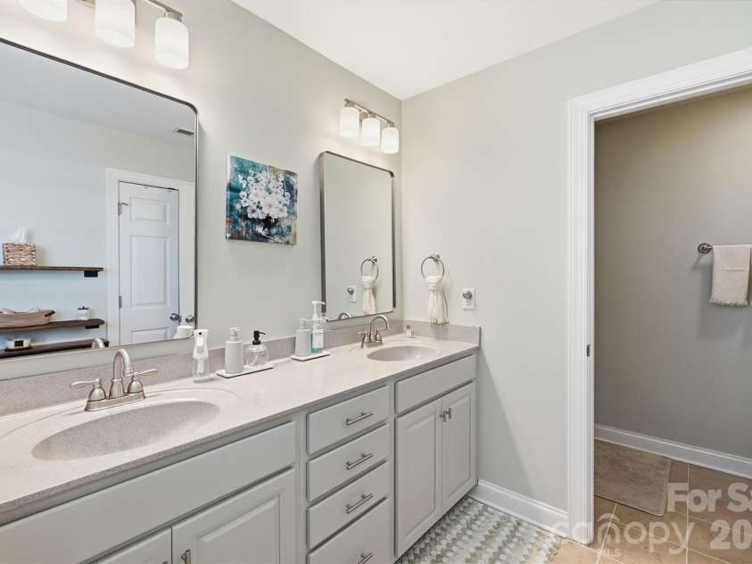 6511 Fieldstone Manor Drive, Matthews, NC 28105.  MLS# CAR4416546, YatesRealty ID 47053. 