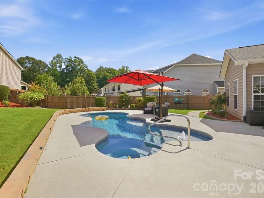 6511 Fieldstone Manor Drive, Matthews, NC 28105.  MLS# CAR4416546, YatesRealty ID 47053. 