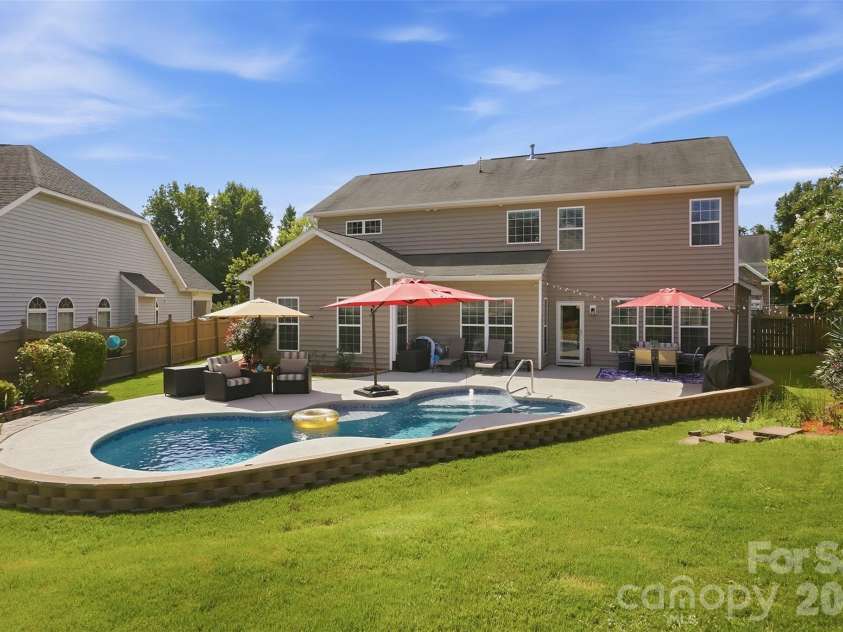 6511 Fieldstone Manor Drive, Matthews, NC 28105.  MLS# CAR4416546, YatesRealty ID 47053. 