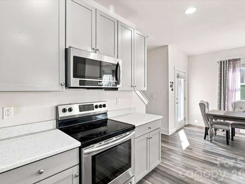 15 Hyde Park Place, Arden, NC 28704.  MLS# CAR4416533, YatesRealty ID 47055. Bright kitchen with SS high-end appliances