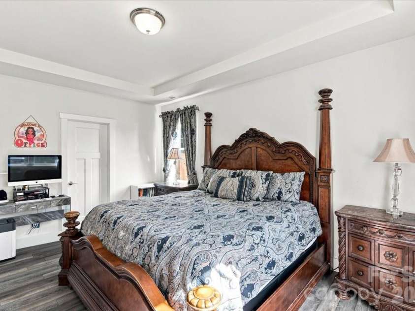 15 Hyde Park Place, Arden, NC 28704.  MLS# CAR4416533, YatesRealty ID 47055. En-suite primary BR on main with tub-shower combo