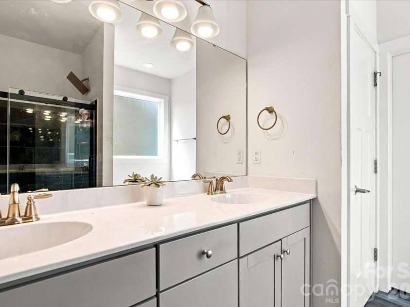 15 Hyde Park Place, Arden, NC 28704.  MLS# CAR4416533, YatesRealty ID 47055. Primary BA with tub-shower combo