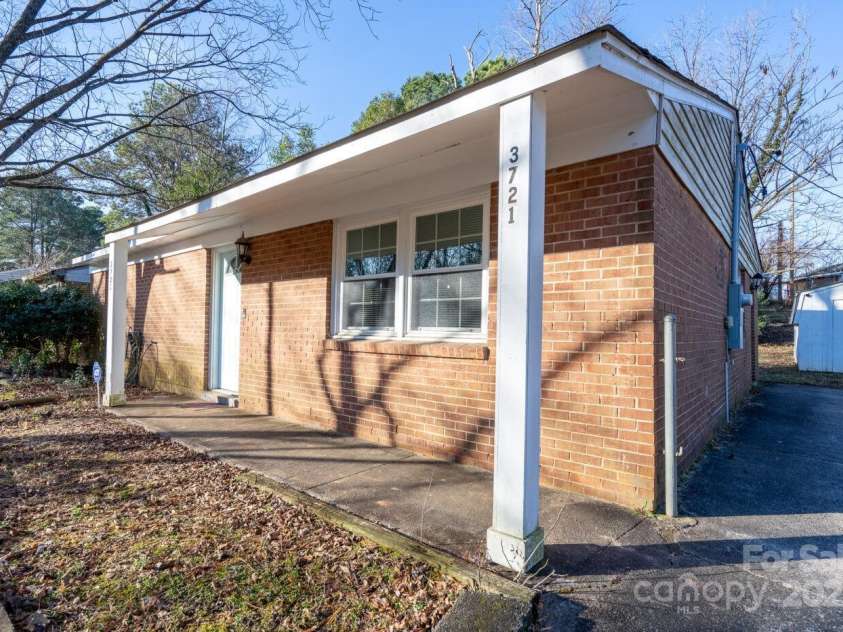 3721 Braden Drive, Charlotte, NC 28216.  MLS# CAR4219966, YatesRealty ID 4706. 