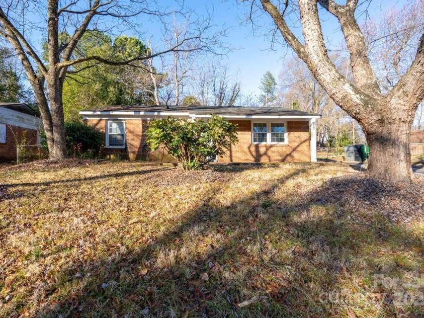 3721 Braden Drive, Charlotte, NC 28216.  MLS# CAR4219966, YatesRealty ID 4706. 