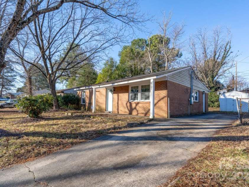 3721 Braden Drive, Charlotte, NC 28216.  MLS# CAR4219966, YatesRealty ID 4706. 