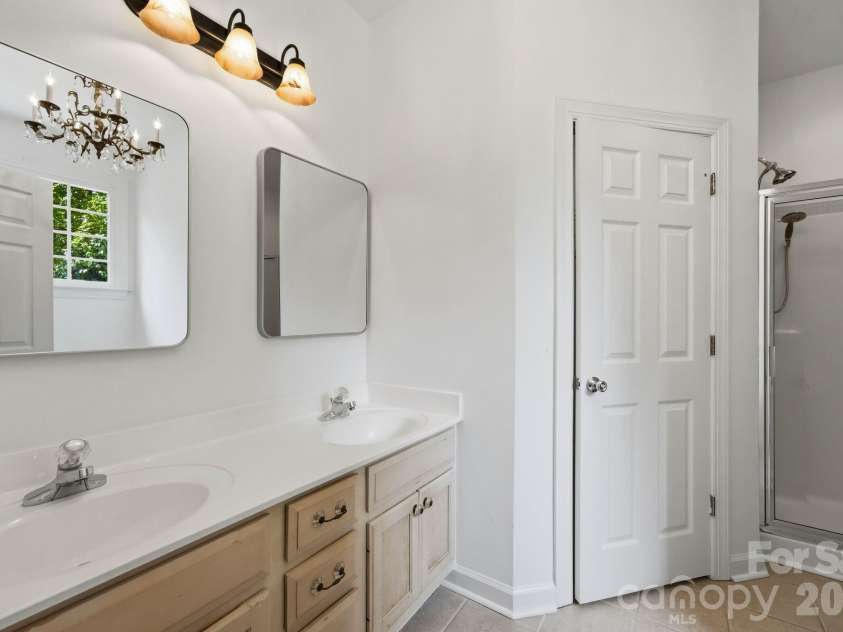 7119 Bevington Woods Lane, Charlotte, NC 28277.  MLS# CAR4416174, YatesRealty ID 47060. Primary Bathroom