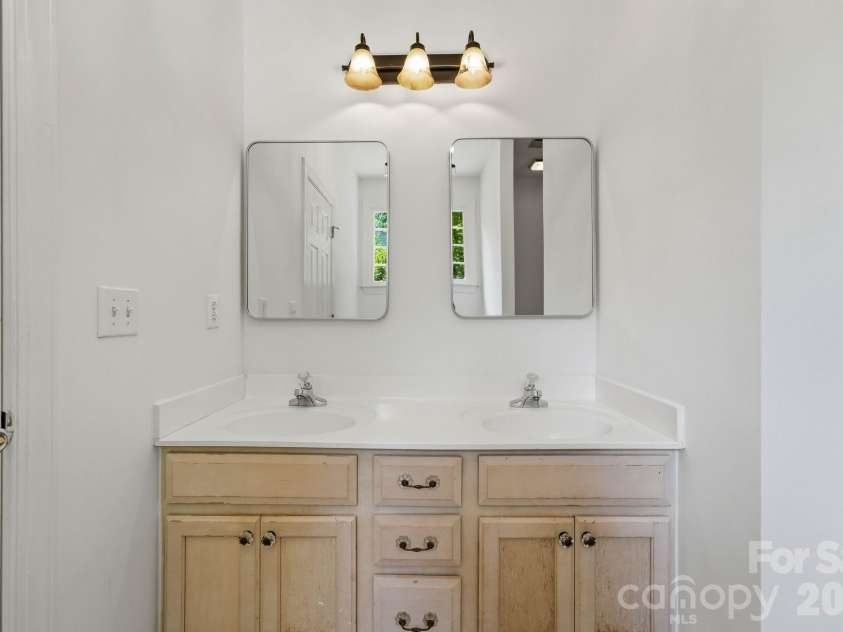 7119 Bevington Woods Lane, Charlotte, NC 28277.  MLS# CAR4416174, YatesRealty ID 47060. Primary Bathroom
