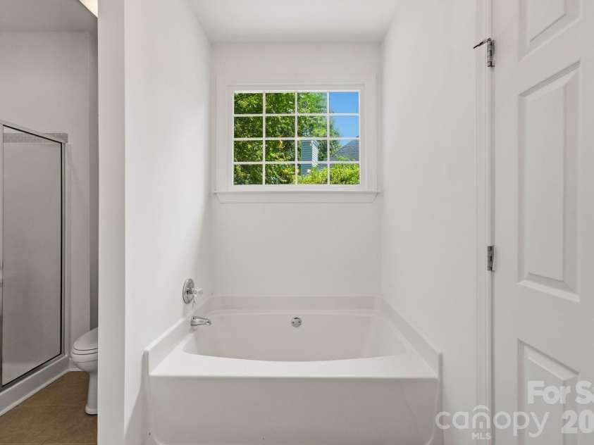 7119 Bevington Woods Lane, Charlotte, NC 28277.  MLS# CAR4416174, YatesRealty ID 47060. Primary Bathroom