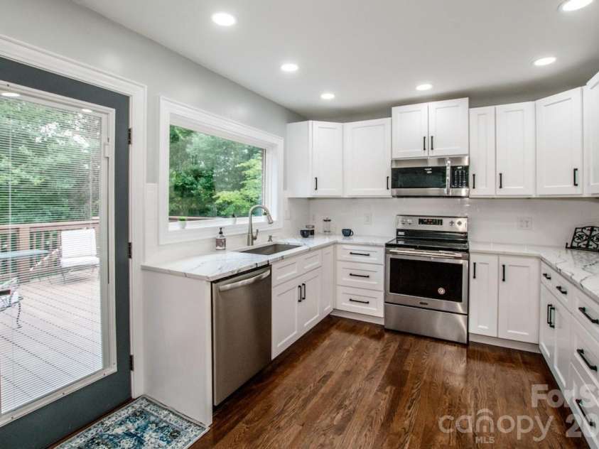 476 Summit Avenue, Statesville, NC 28677.  MLS# CAR4418239, YatesRealty ID 47063. 