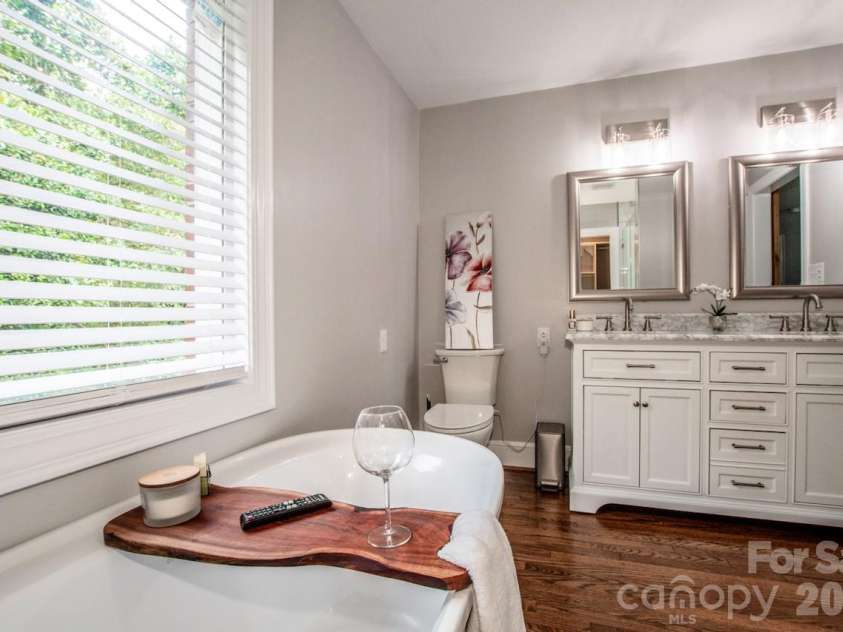 476 Summit Avenue, Statesville, NC 28677.  MLS# CAR4418239, YatesRealty ID 47063. 