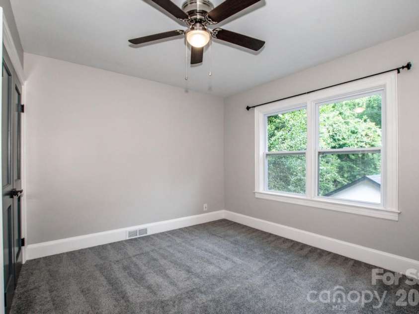 476 Summit Avenue, Statesville, NC 28677.  MLS# CAR4418239, YatesRealty ID 47063. 