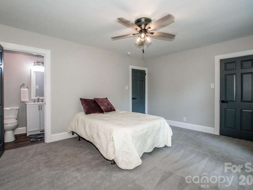476 Summit Avenue, Statesville, NC 28677.  MLS# CAR4418239, YatesRealty ID 47063. 