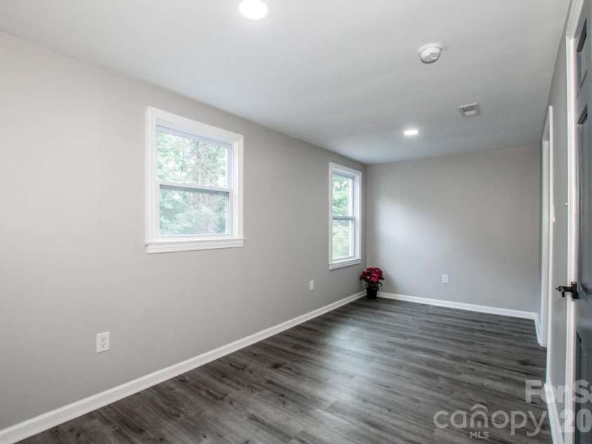 476 Summit Avenue, Statesville, NC 28677.  MLS# CAR4418239, YatesRealty ID 47063. 