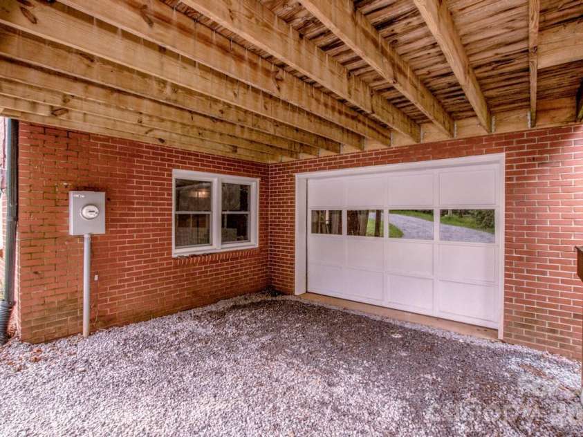 476 Summit Avenue, Statesville, NC 28677.  MLS# CAR4418239, YatesRealty ID 47063. 