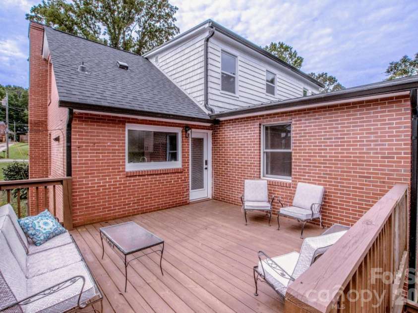 476 Summit Avenue, Statesville, NC 28677.  MLS# CAR4418239, YatesRealty ID 47063. 