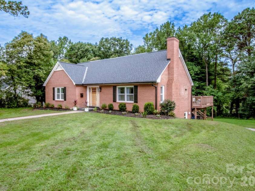 476 Summit Avenue, Statesville, NC 28677.  MLS# CAR4418239, YatesRealty ID 47063. 
