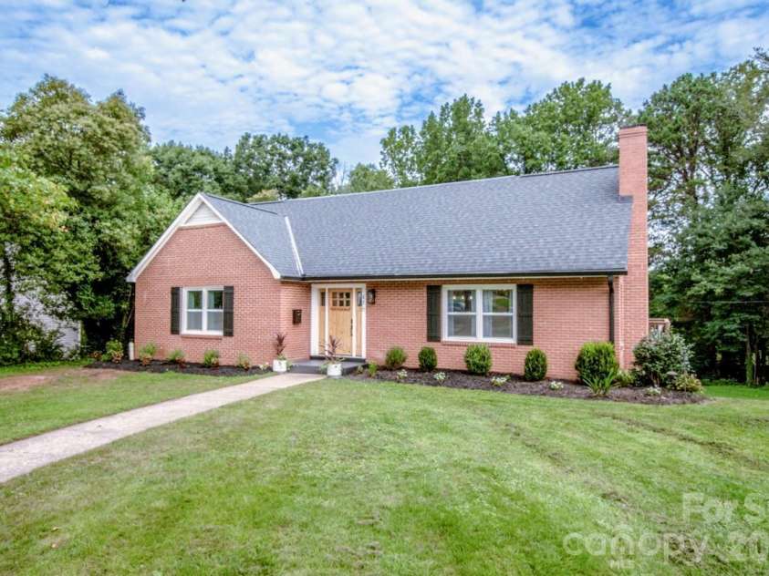 476 Summit Avenue, Statesville, NC 28677.  MLS# CAR4418239, YatesRealty ID 47063. 
