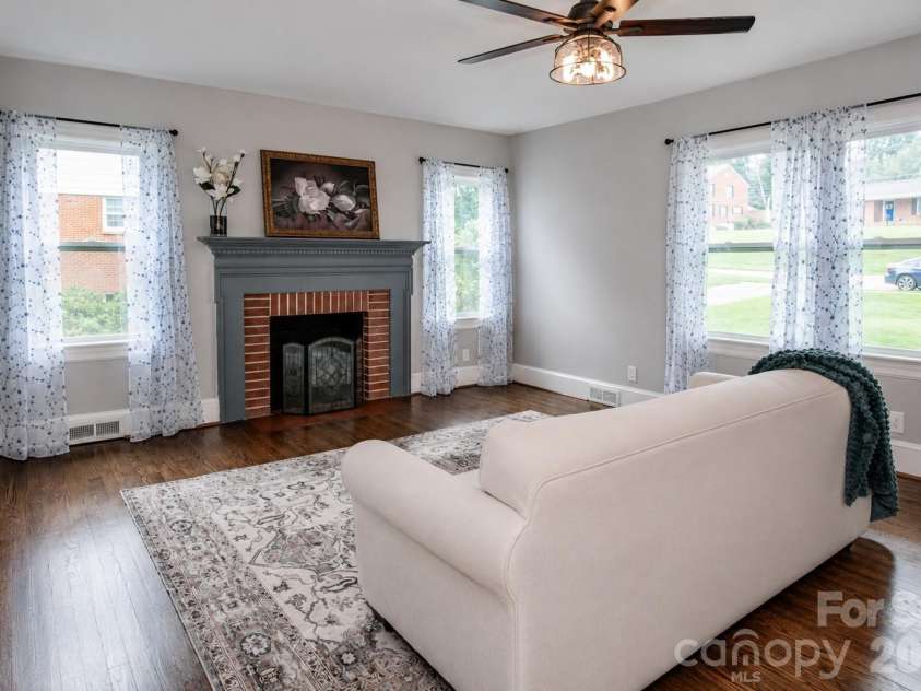 476 Summit Avenue, Statesville, NC 28677.  MLS# CAR4418239, YatesRealty ID 47063. 