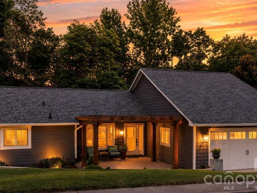 19007 Kailua Circle, Tega Cay, SC 29708.  MLS# CAR4417140, YatesRealty ID 47065. 