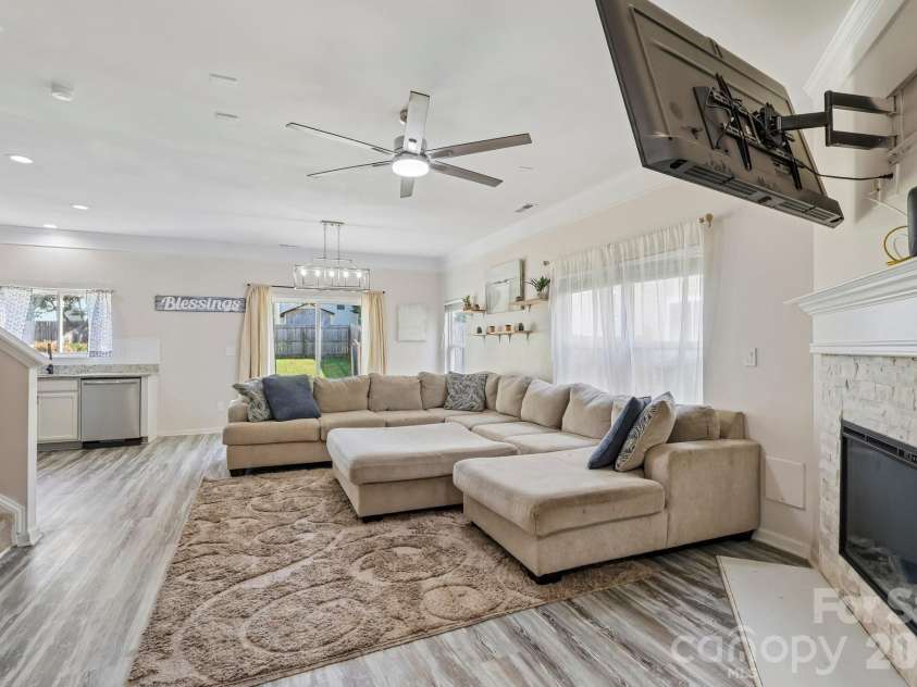10302 Hugue Way, Charlotte, NC 28214.  MLS# CAR4417320, YatesRealty ID 47066. 