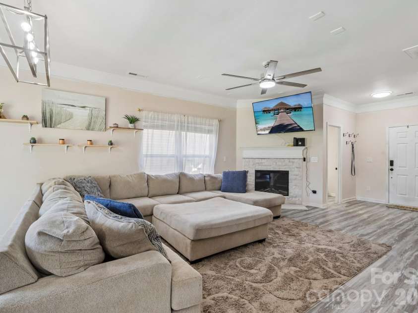 10302 Hugue Way, Charlotte, NC 28214.  MLS# CAR4417320, YatesRealty ID 47066. 