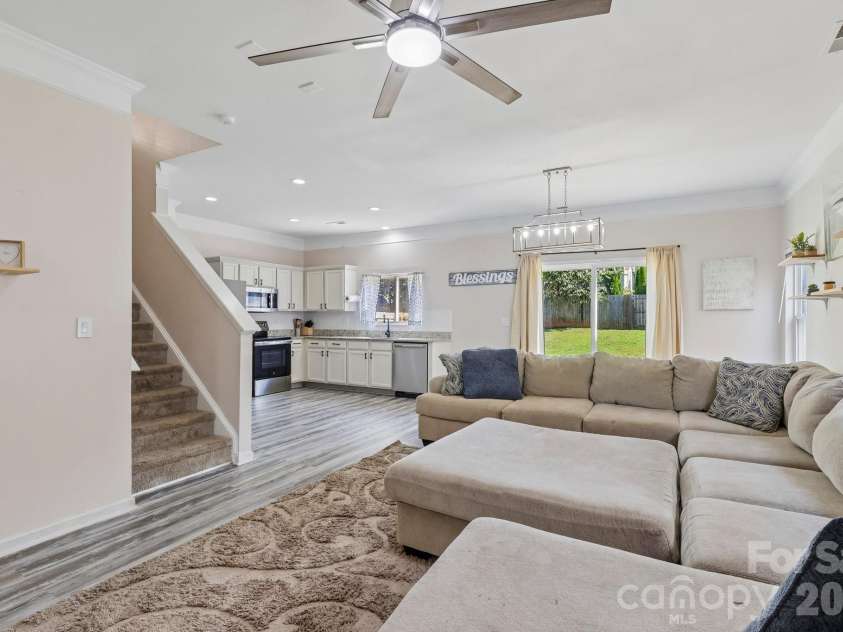 10302 Hugue Way, Charlotte, NC 28214.  MLS# CAR4417320, YatesRealty ID 47066. 