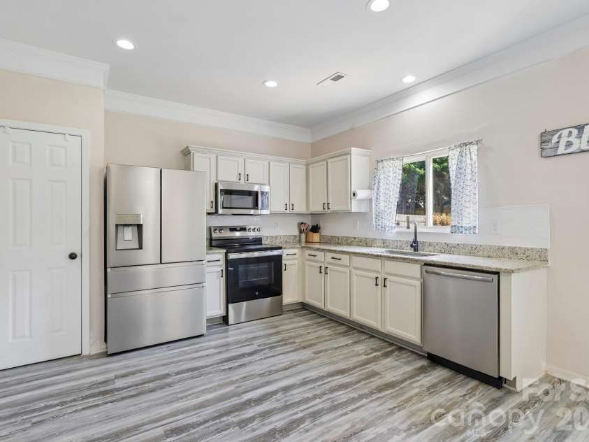 10302 Hugue Way, Charlotte, NC 28214.  MLS# CAR4417320, YatesRealty ID 47066. 