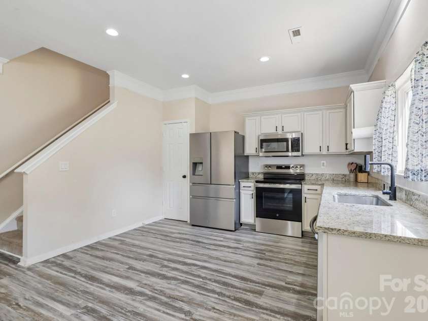 10302 Hugue Way, Charlotte, NC 28214.  MLS# CAR4417320, YatesRealty ID 47066. 