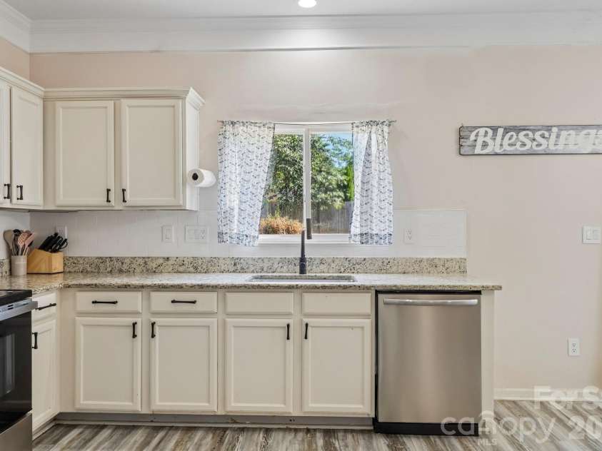 10302 Hugue Way, Charlotte, NC 28214.  MLS# CAR4417320, YatesRealty ID 47066. 