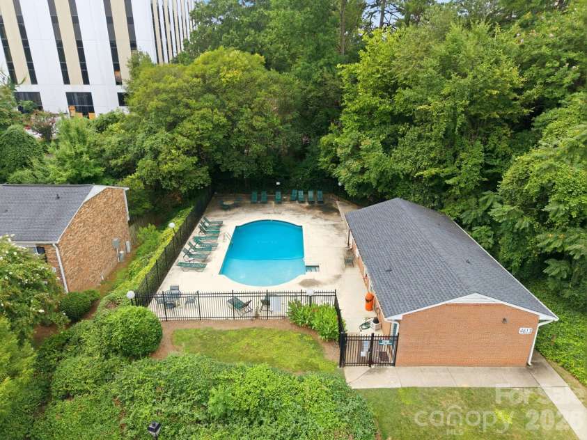 4603 Hedgemore Drive, Charlotte, NC 28209.  MLS# CAR4417329, YatesRealty ID 47068. Community Pool