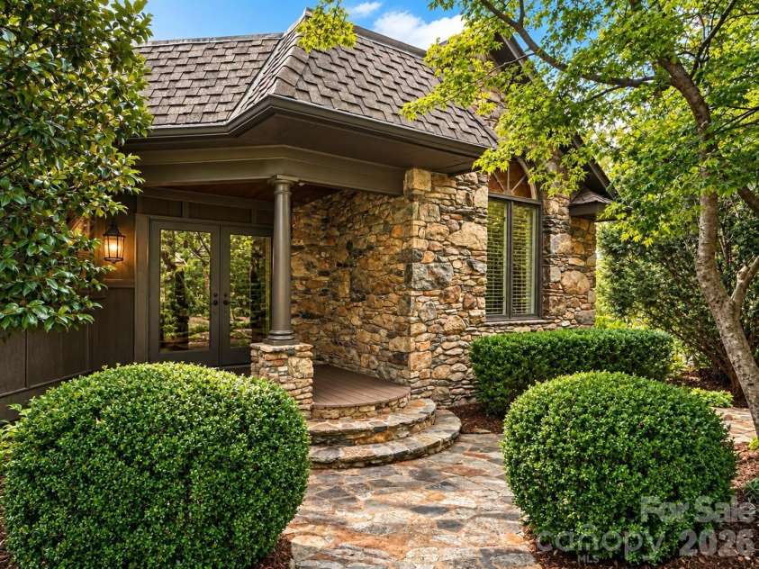 4821 Elmhurst Drive, Hickory, NC 28601.  MLS# CAR4411172, YatesRealty ID 47072. 
