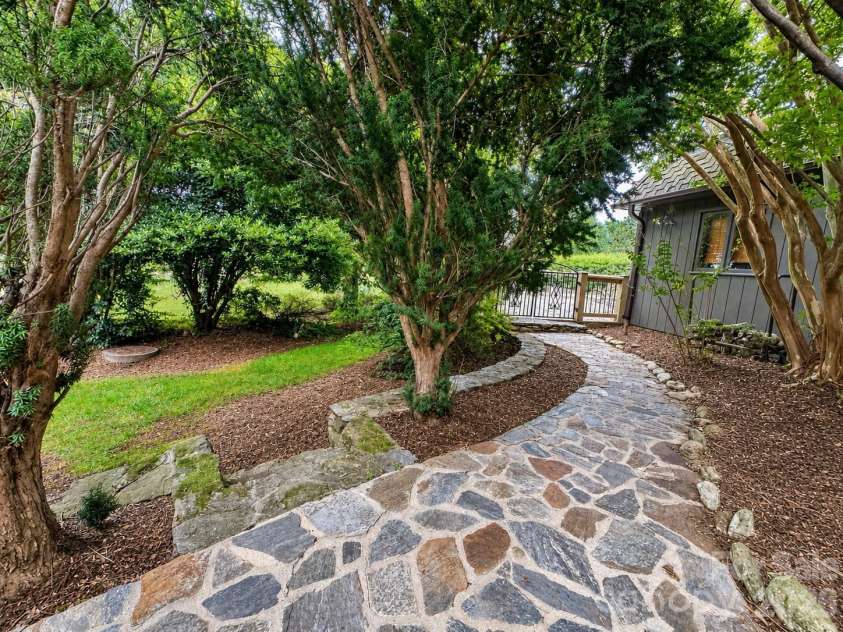 4821 Elmhurst Drive, Hickory, NC 28601.  MLS# CAR4411172, YatesRealty ID 47072. 